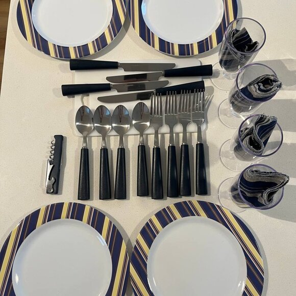 Premium Picnic Backpack for 4 Persons – Like New! - Picture 8 of 9